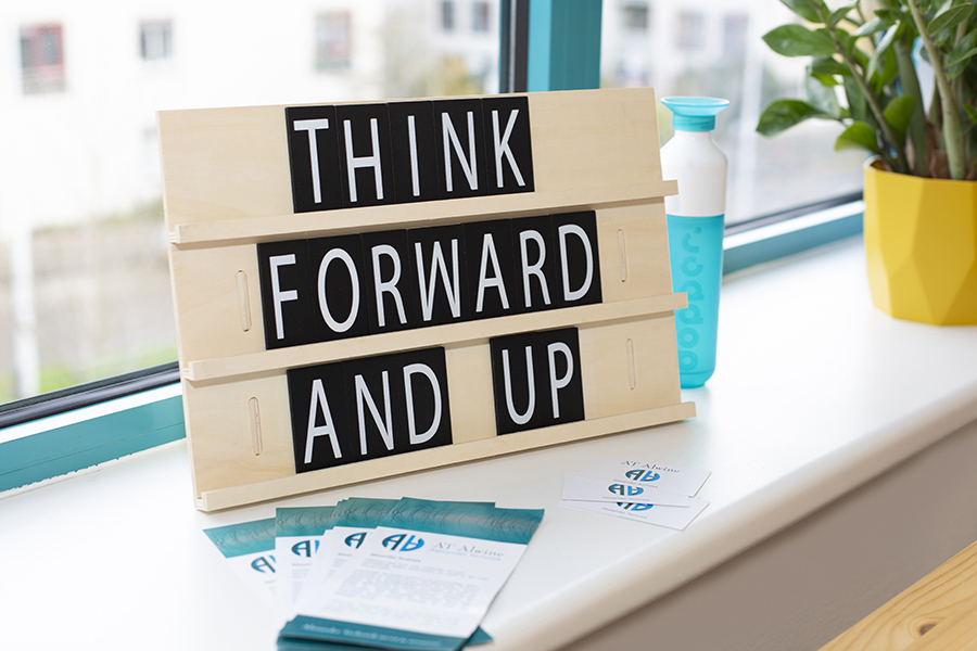 Bordje met de tekst Think forward and up in de praktijk van AT Alwine